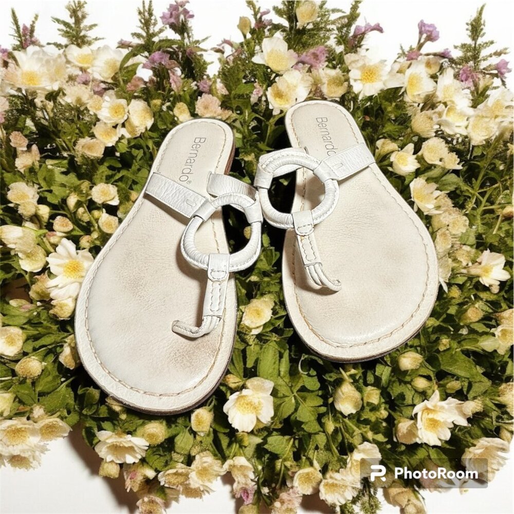 Bernardo white leather size 9 matrix flat sandal slipper